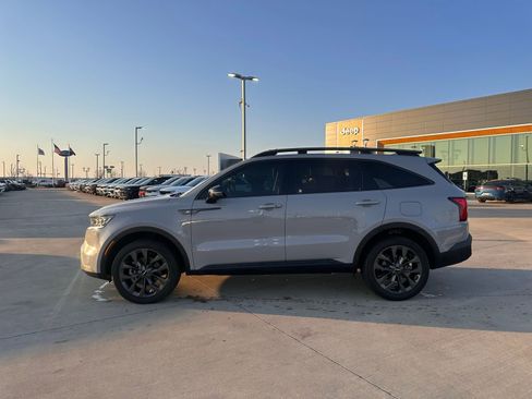 Used 2023 Kia Sorento SX Prestige image 2