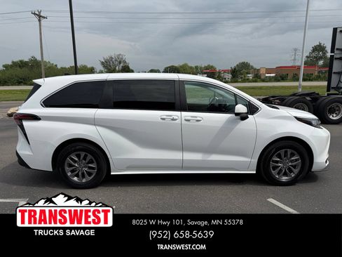 Used 2021 Toyota Sienna LE AWD/4WD image 16
