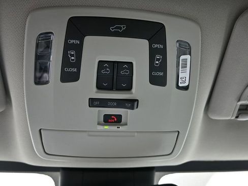Certified 2025 Toyota Sienna XLE image 25