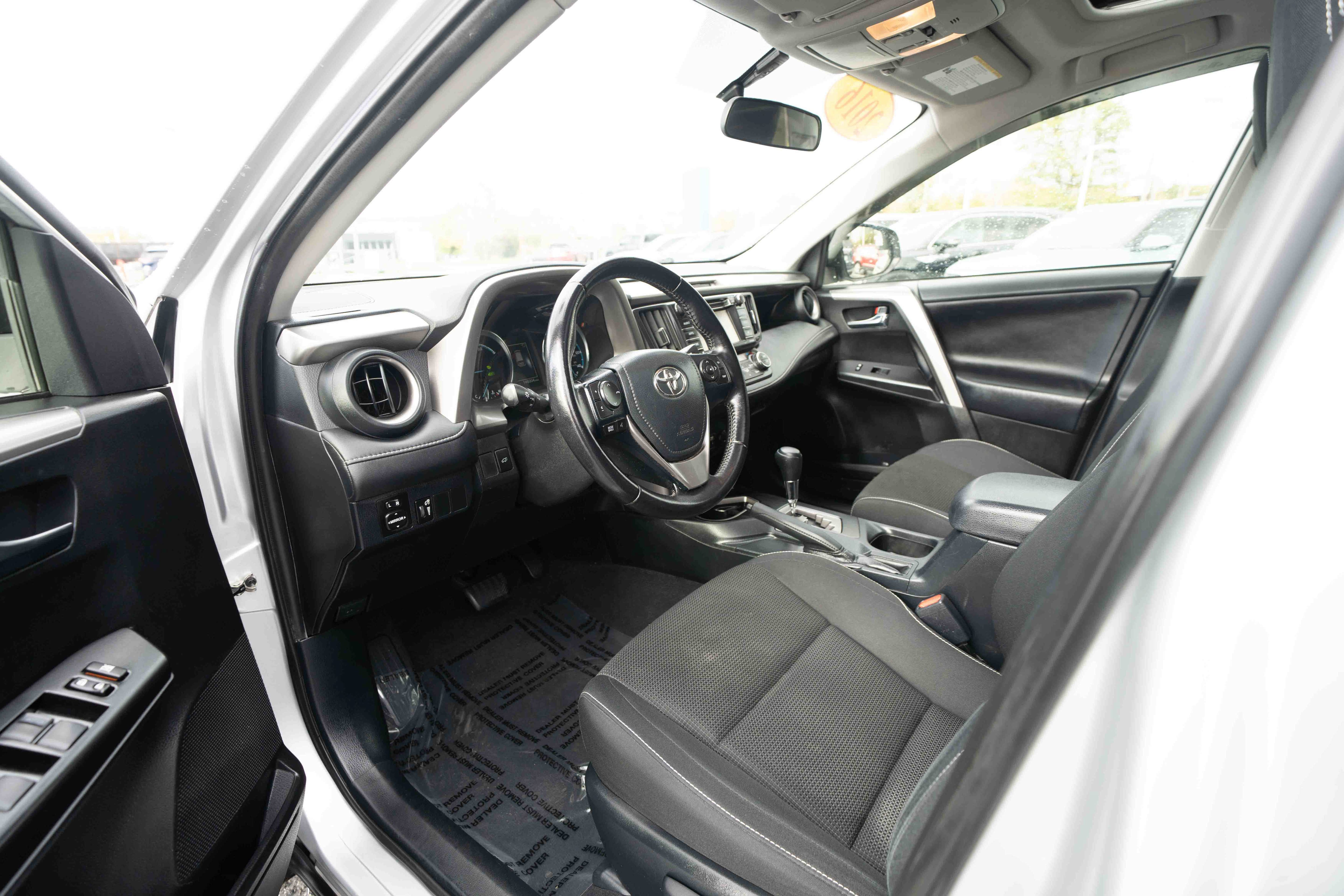 Used 2016 Toyota RAV4 XLE AWD/4WD image 8