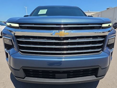 Used 2026 Chevrolet Traverse LT w/ Sun and Wheel Package FWD image 2