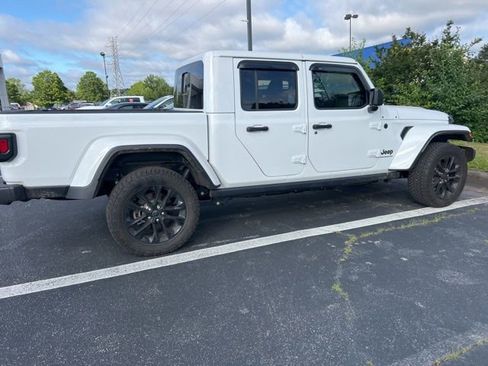 Used 2025 Jeep Gladiator Sport AWD/4WD image 3