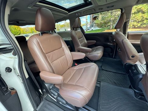 Used 2019 Toyota Sienna Limited Premium image 13
