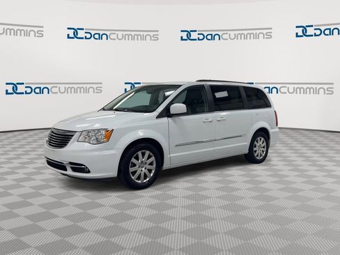 Used 2016 Chrysler Town & Country Touring FWD image 4