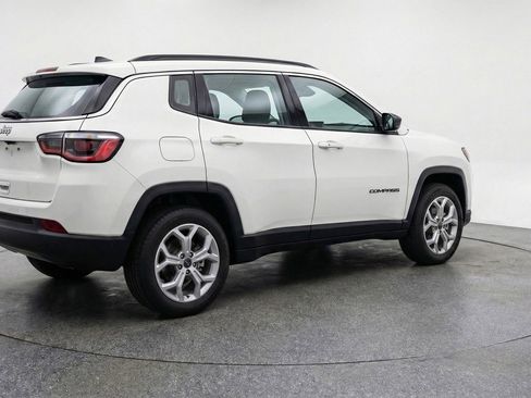 Used 2025 Jeep Compass Latitude AWD/4WD image 9