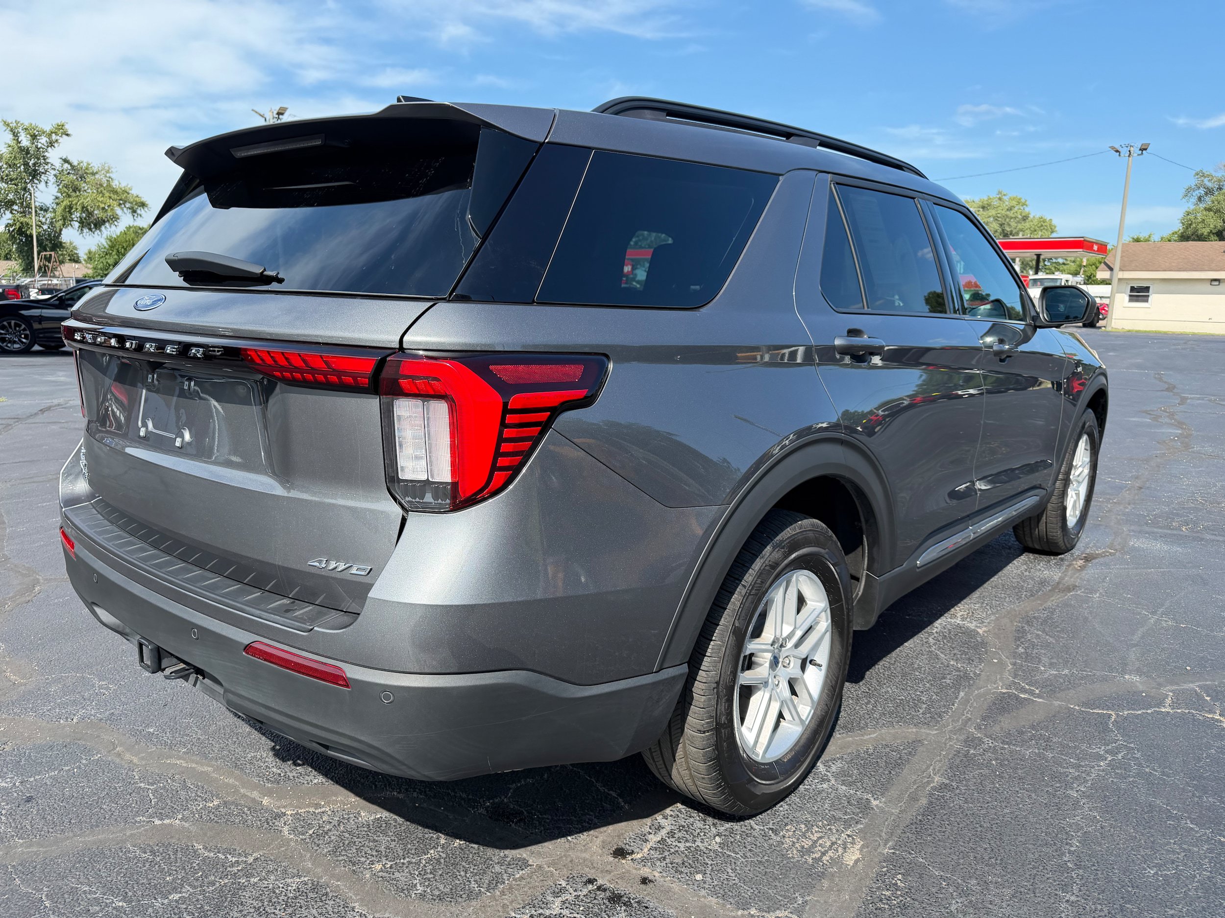 Used 2025 Ford Explorer Active AWD/4WD image 6