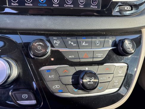 Used 2018 Chrysler Pacifica Touring-L w/ Advanced Safetytec Group image 17