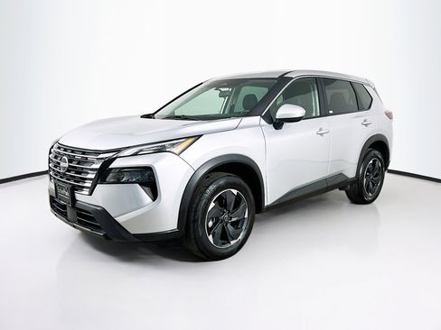 Used 2025 Nissan Rogue SV image 3