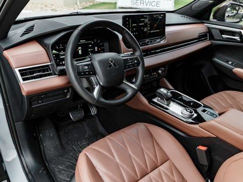 Used 2025 Mitsubishi Outlander SEL image 8
