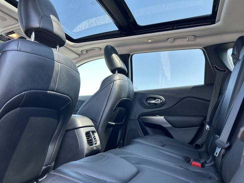 Used 2022 Jeep Cherokee Limited w/ Sun & Sound Group AWD/4WD image 11