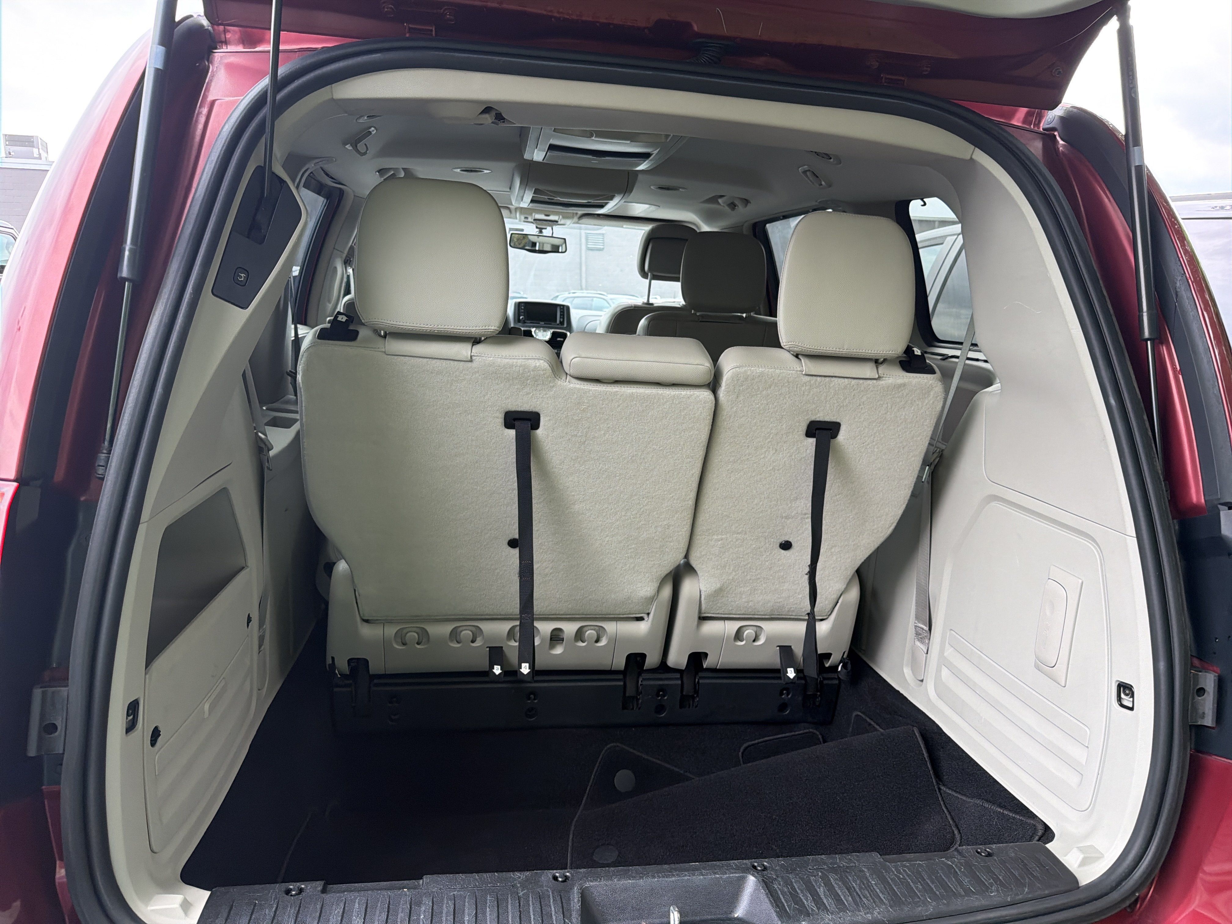 Used 2014 Chrysler Town & Country Touring-L w/ Driver Convenience Group FWD image 8