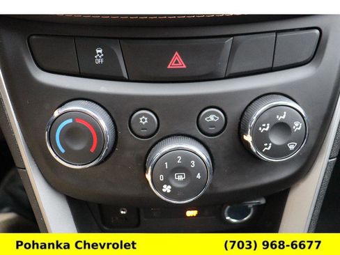 Used 2022 Chevrolet Trax LT w/ LT Convenience Package image 17