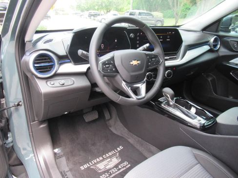 Used 2025 Chevrolet Trax LT w/ Driver Confidence Package FWD image 16