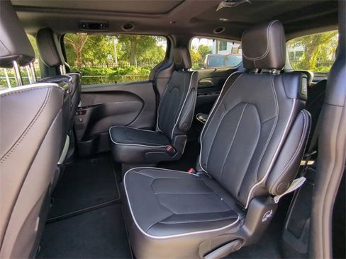New 2026 Chrysler Pacifica Limited w/ Uconnect Theater Family Group image 17