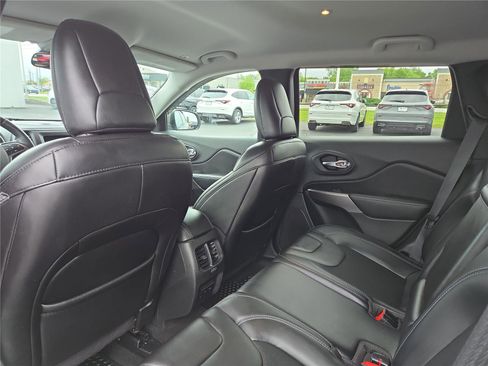 Used 2019 Jeep Cherokee Latitude Plus w/ Cold Weather Group AWD/4WD image 22
