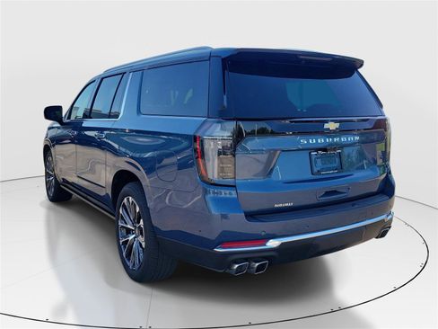 Used 2025 Chevrolet Suburban High Country AWD/4WD image 3