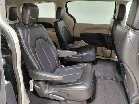 Certified 2024 Chrysler Pacifica Touring-L FWD image 42