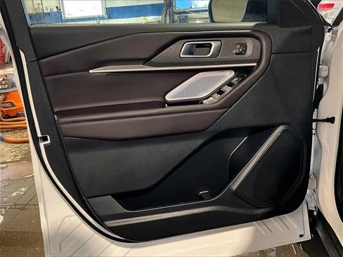 Used 2025 Ford Explorer Platinum image 19