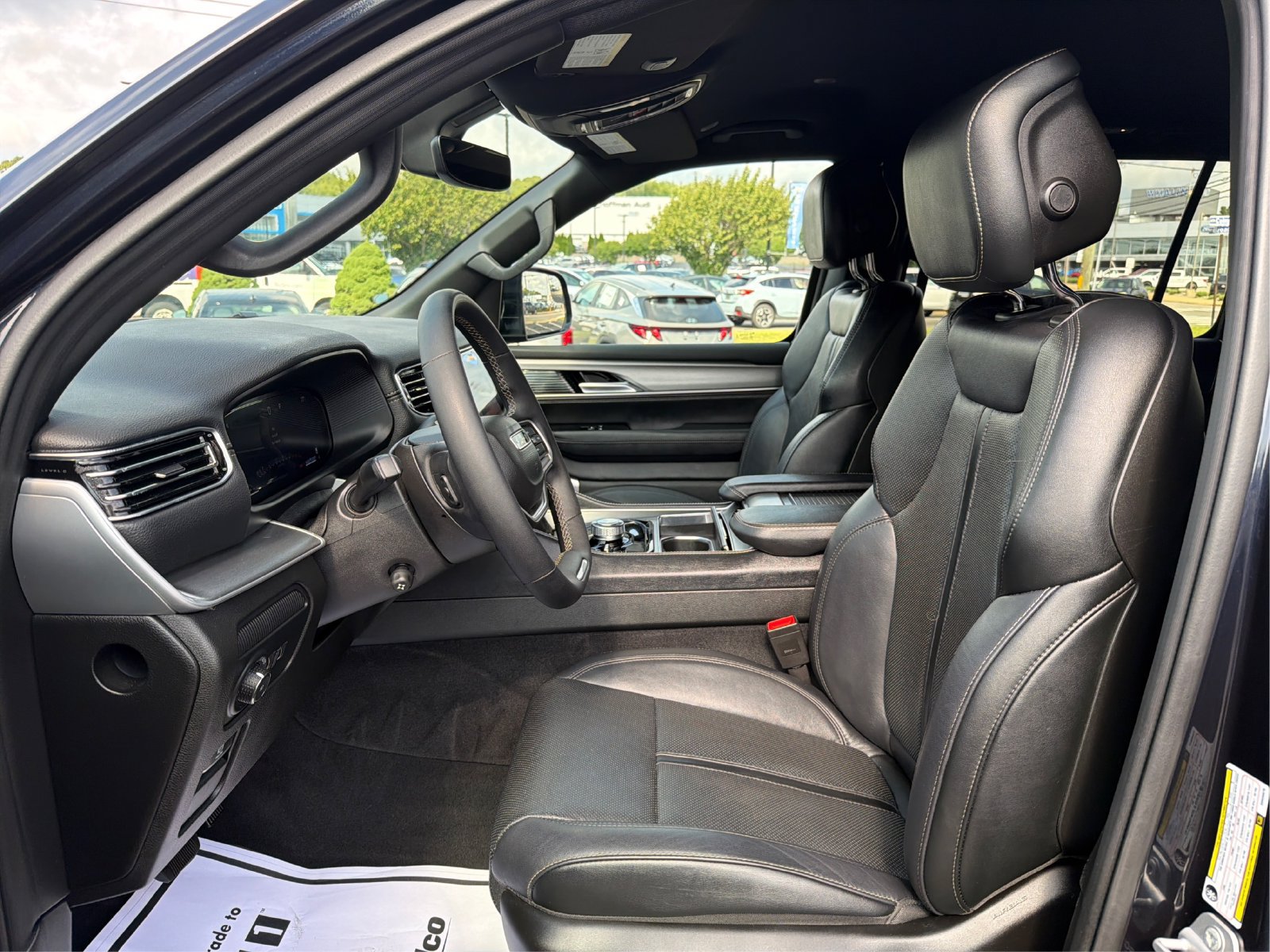 Used 2025 Jeep Wagoneer Series II AWD/4WD image 9