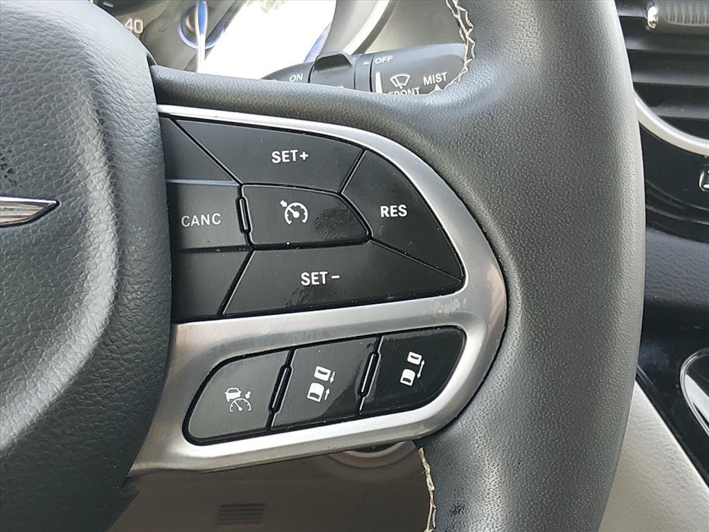 Used 2023 Chrysler Pacifica Touring-L FWD image 21