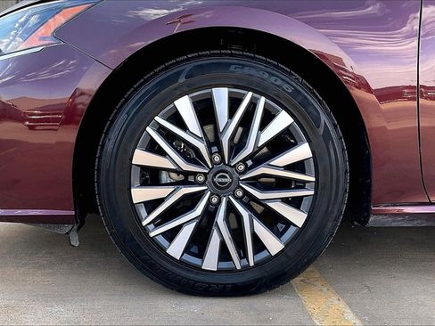 Used 2025 Nissan Altima 2.5 SV image 8