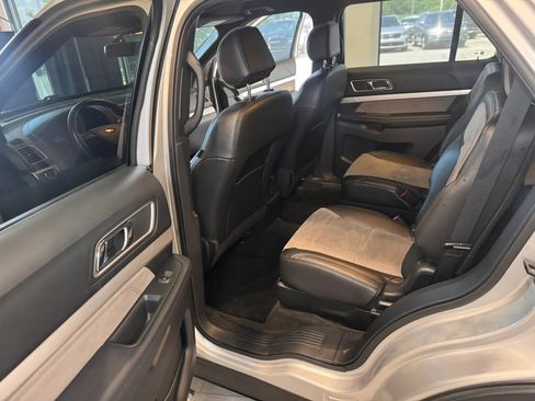 Used 2017 Ford Explorer XLT w/ Equipment Group 202A FWD image 17