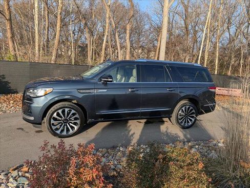 Used 2022 Lincoln Navigator L Reserve image 2