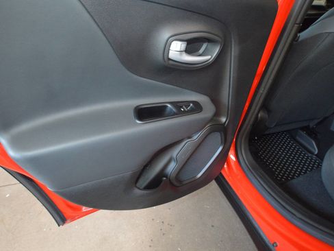 Used 2023 Jeep Renegade Latitude AWD/4WD image 22