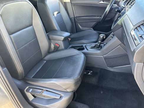 Used 2018 Volkswagen Tiguan SE w/ Panoramic Sunroof Package FWD image 9