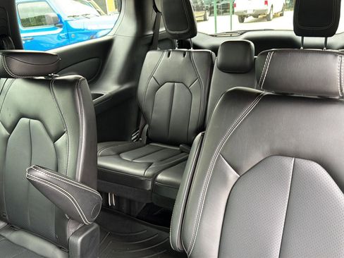 Used 2024 Chrysler Pacifica Touring-L w/ S Appearance Package FWD image 20