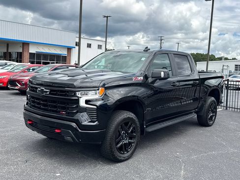Used 2025 Chevrolet Silverado 1500 LT Trail Boss w/ Convenience Package II AWD/4WD image 2