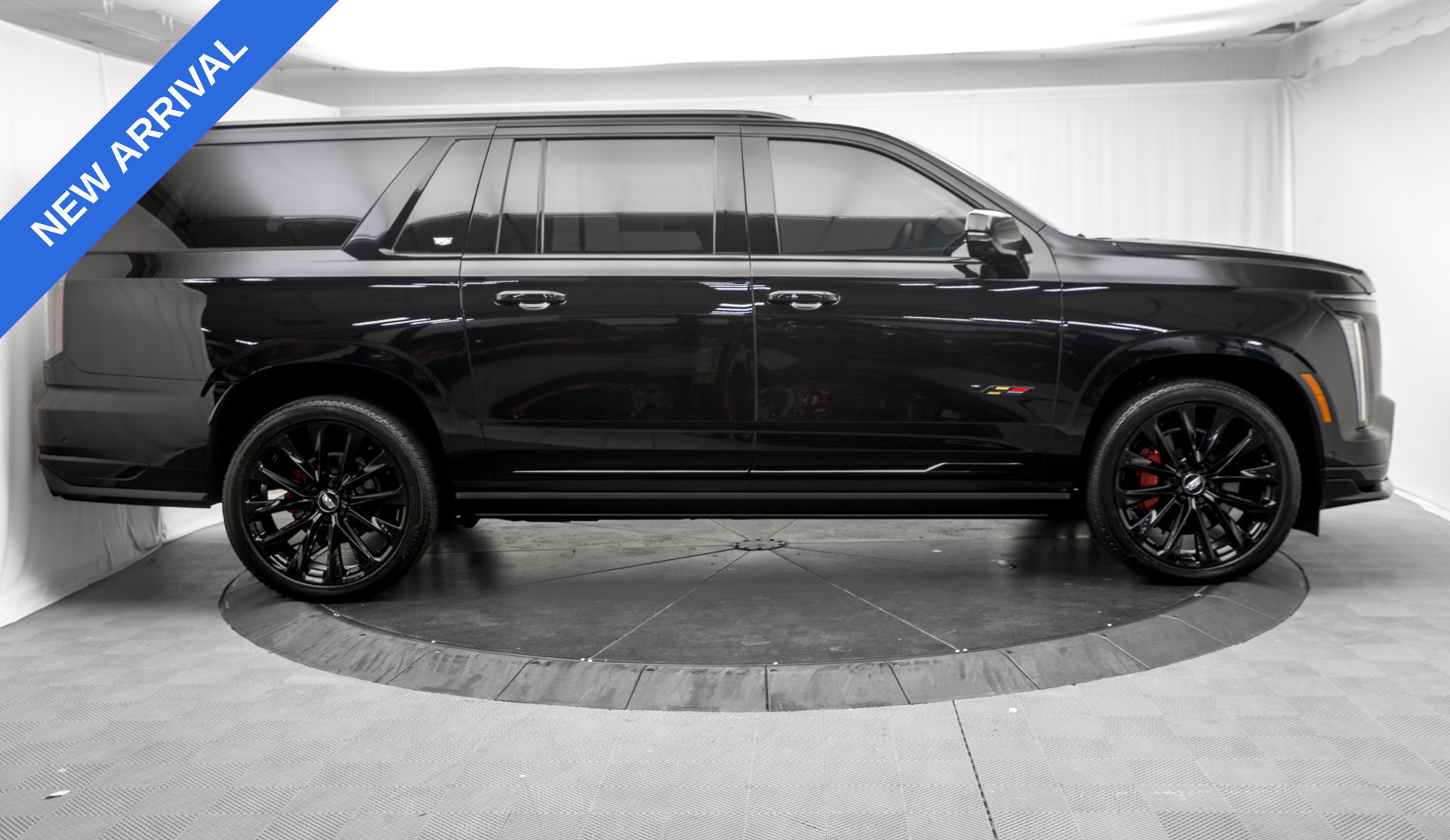 Used 2026 Cadillac Escalade ESV V w/ LPO, ONYX Package AWD/4WD image 8