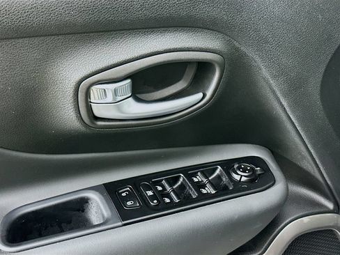 Used 2022 Jeep Renegade Latitude w/ Convenience Group AWD/4WD image 25