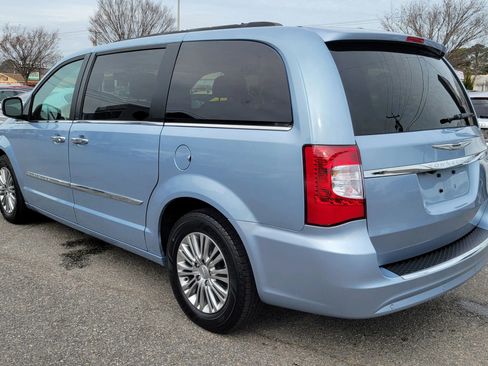 Used 2013 Chrysler Town & Country Touring-L w/ Driver Convenience Group image 3