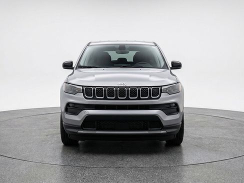 Used 2025 Jeep Compass Limited AWD/4WD image 2