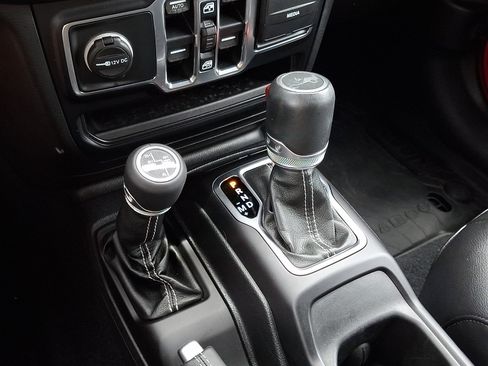 Used 2019 Jeep Wrangler Unlimited Sahara AWD/4WD image 16