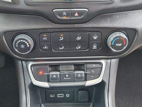 Used 2024 GMC Terrain SLE FWD image 17