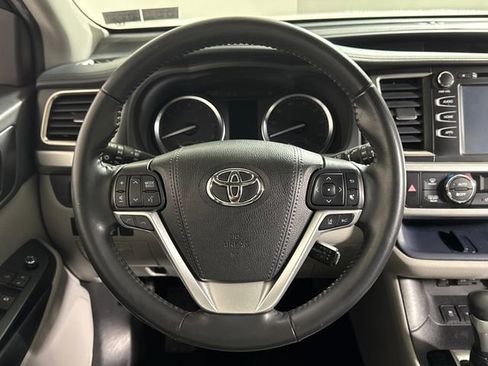 Used 2019 Toyota Highlander XLE AWD/4WD image 26