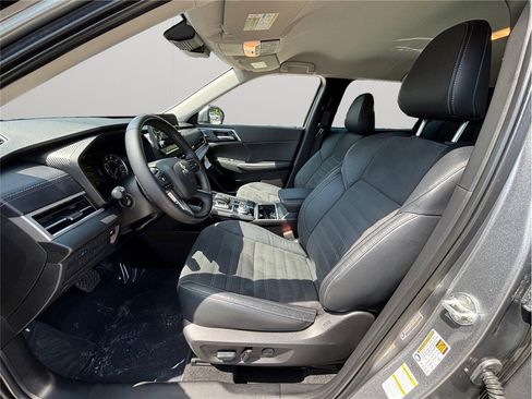 Used 2023 Mitsubishi Outlander SE image 2