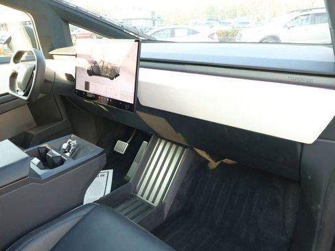 Used 2024 Tesla Cybertruck AWD Crew Cab image 27