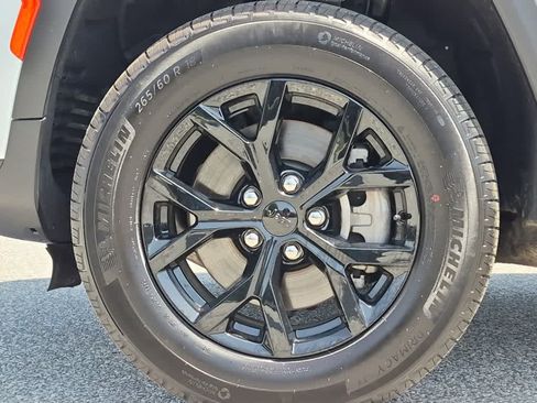 Used 2025 Jeep Grand Cherokee L Altitude AWD/4WD image 6