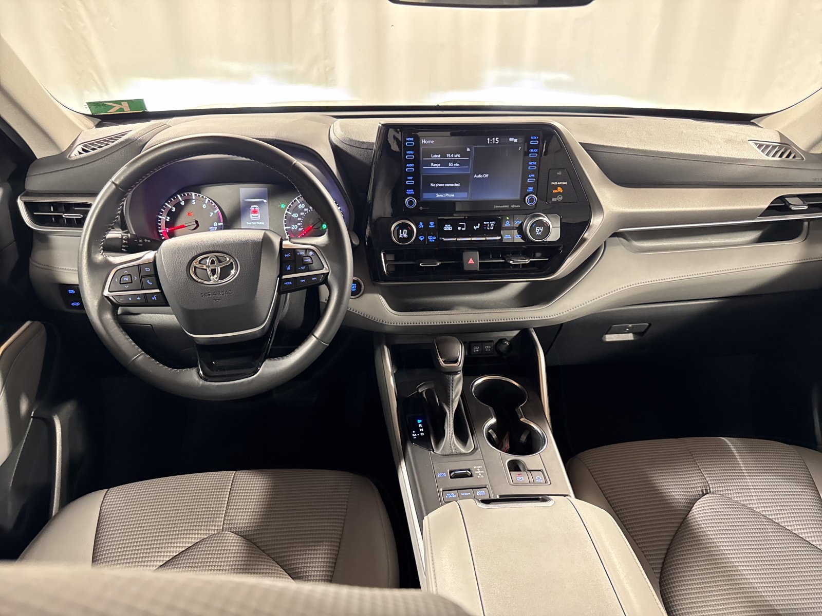 Used 2020 Toyota Highlander LE AWD/4WD image 4
