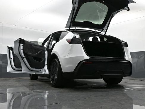 Used 2026 Tesla Model Y 2WD image 41