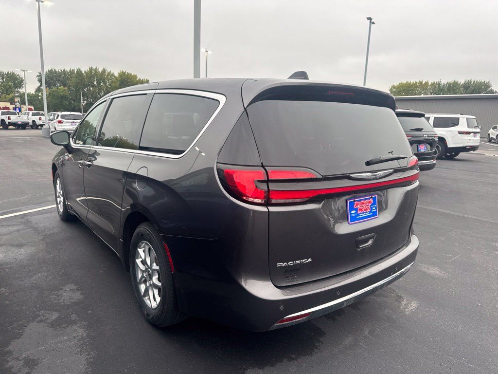 Used 2023 Chrysler Pacifica Touring-L FWD image 4