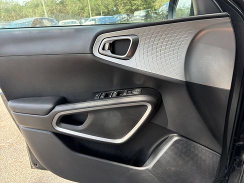 Used 2025 Kia Soul LX w/ LX Technology Package FWD image 18