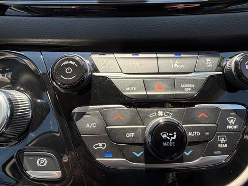 Certified 2023 Chrysler Pacifica Touring-L FWD image 37