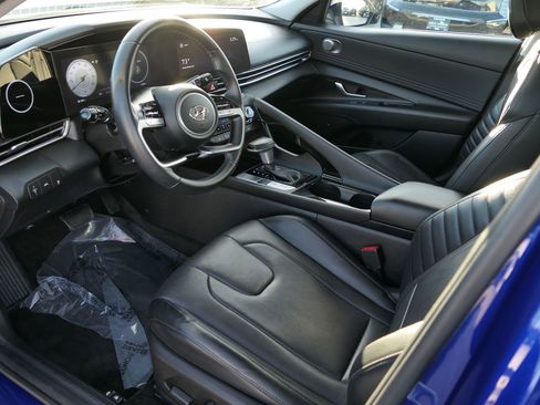 Used 2022 Hyundai Elantra Limited w/ Preferred Accessory Package image 11