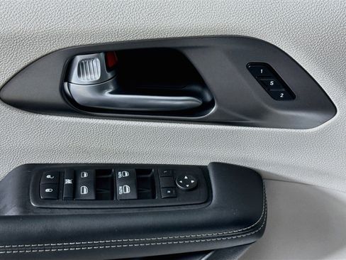 Used 2024 Chrysler Pacifica Limited FWD image 21