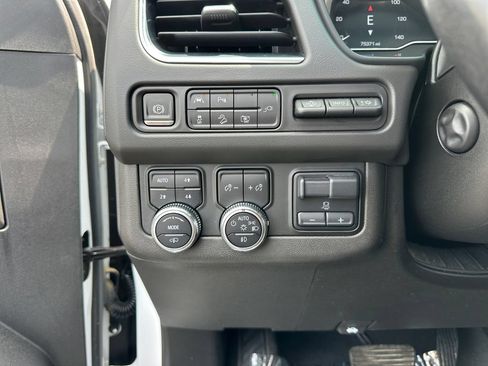 Used 2022 GMC Yukon XL AT4 w/ AT4 Premium Plus Package AWD/4WD image 17