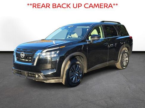 Used 2024 Nissan Pathfinder SV image 2